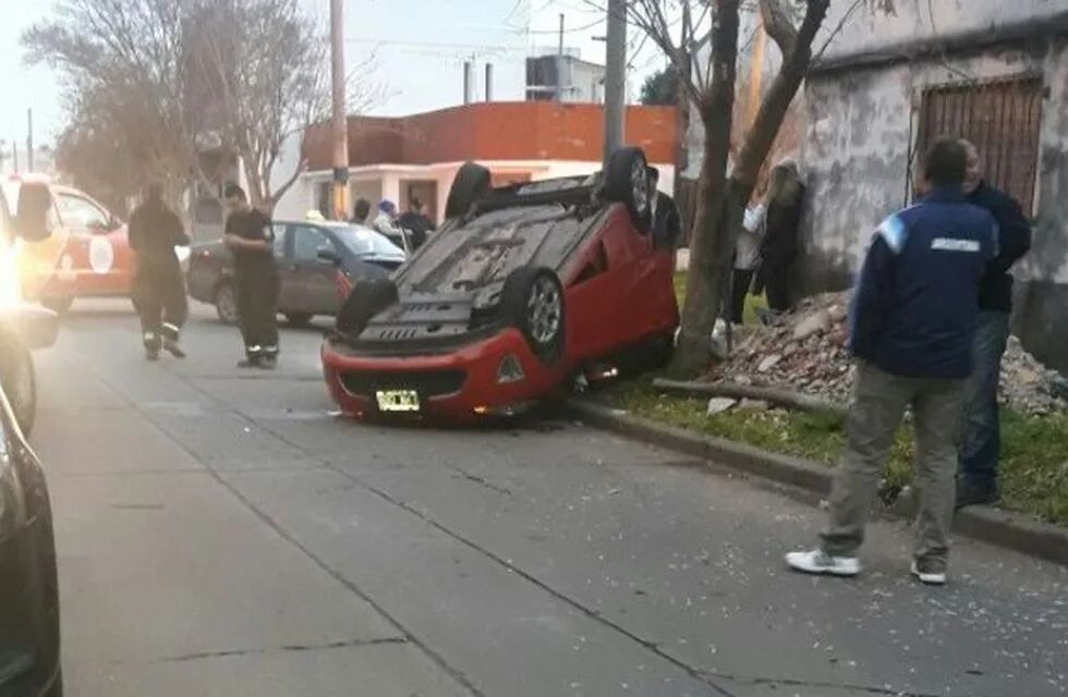 UN auto volcó luego de chocar con un taxi en Darragueira y Valle Hermoso.