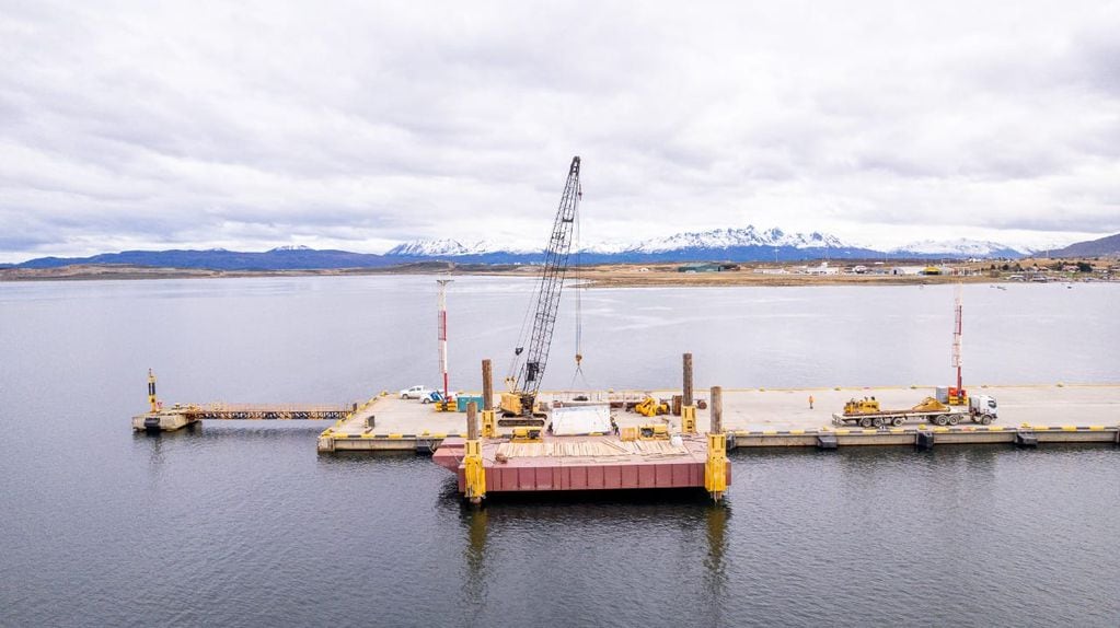 Obras en el Puerto de Ushuaia - ya está lista la plataforma auto elevadora para la aplicación de los pilotes.