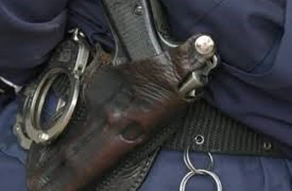 Los ladrones golpearon y maniataron al comisario para llevarse su arma y un chaleco antibalas.