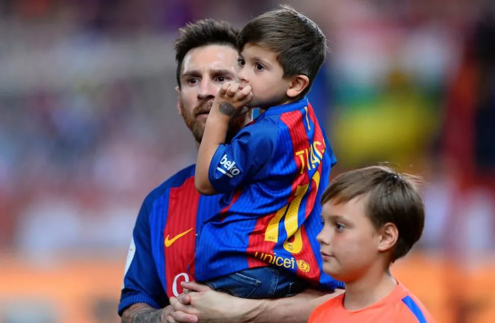 El tierno gesto de Thiago Messi con los fanáticos de su papá.