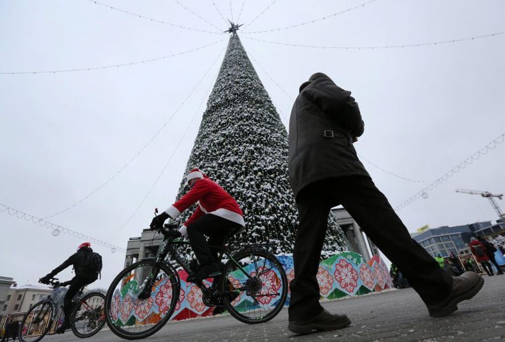 Árbol gigante y Papá Noel en Minsk, Bielorrusia (EFE/EPA/TATYANA ZENKOVICH)