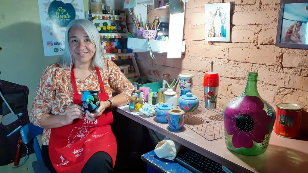Verónica en el taller de su casa, donde realiza todos sus productos de su emprendimiento.