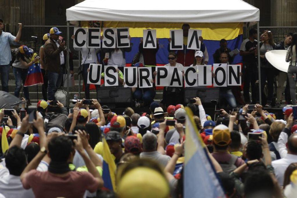 Ciudadanos venezolanos se manifiestan contra el presidente de Venezuela, Nicolás Maduro, y en apoyo al presidente de la Asamblea Nacional, Juan Guaidó. (EFE/ Juan Páez)