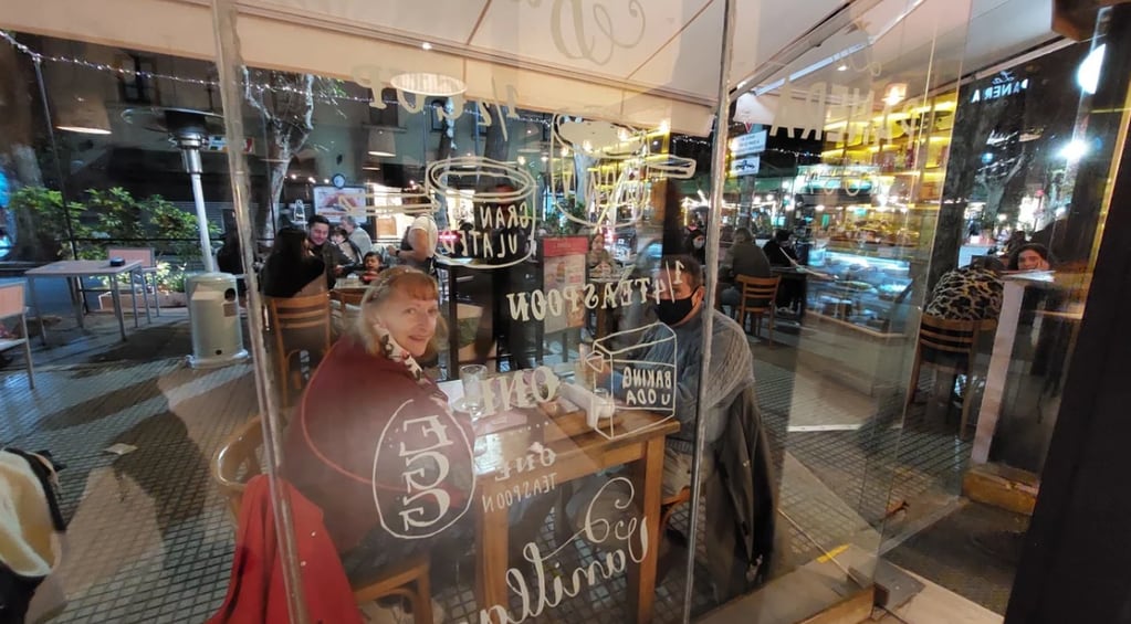 La gente volvió a los bares y restaurantes.