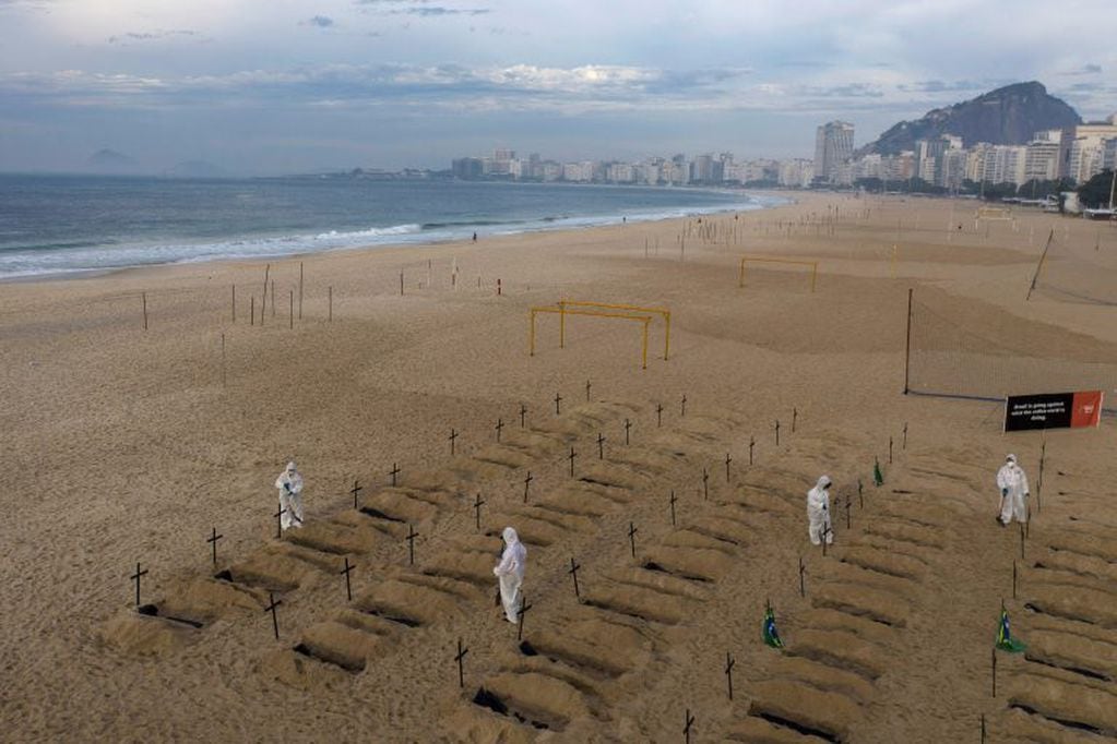 Las tumbas que cavaron en Río de Janeiro. (AP)