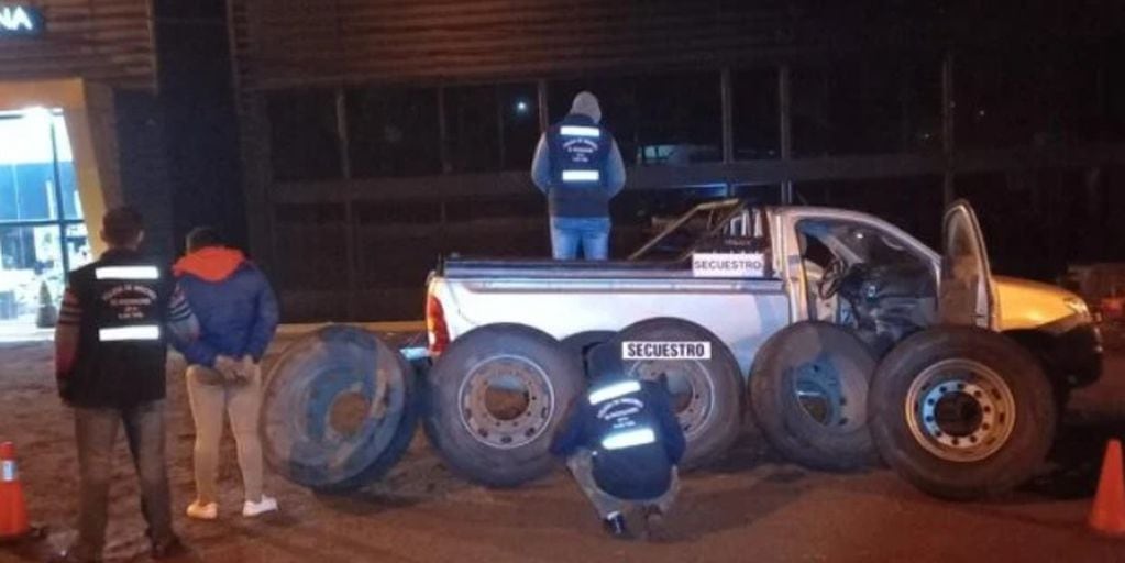 Recuperan cubiertas de camiones robadas en Aristóbulo del Valle.
