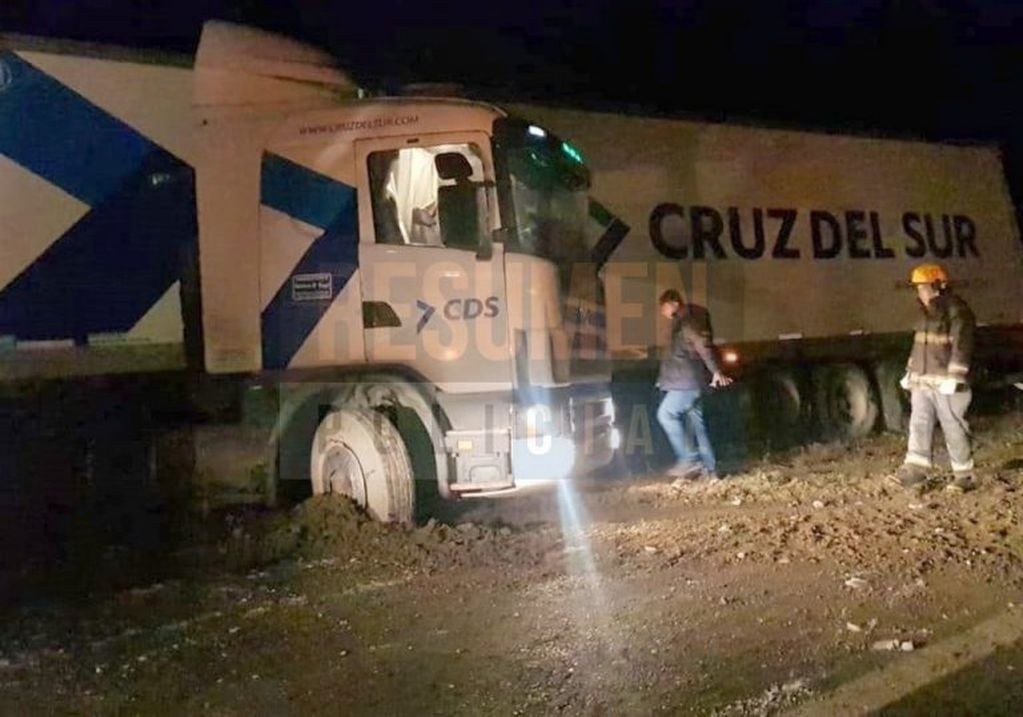 Un camión de transporte pesado despistó en la Ruta Nº3 (Foto: Resumen Policial)
