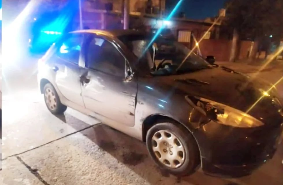 El auto que embistió al control policial quedó con daños en su trompa y el costado derecho. (Captura video)