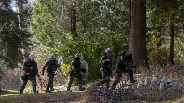 Operativo que logró recuperar la cabaña usurpada por mapuches en Villa Mascardi.