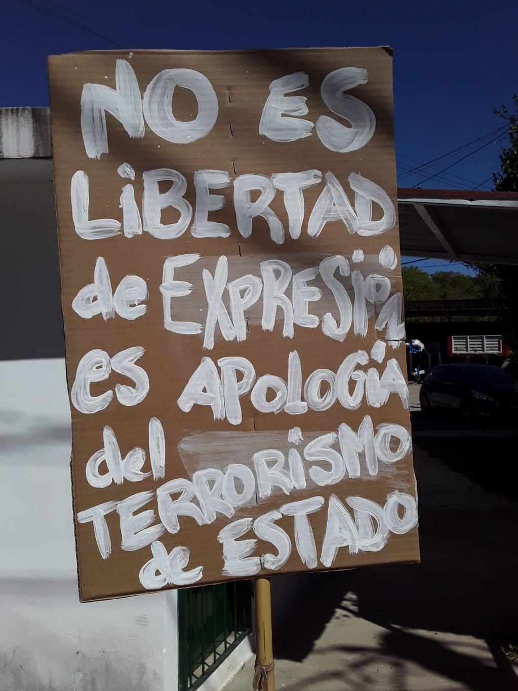 Organizaciones de Derechos Humanos y vecinos de la zona dejaron carteles de repudio frente a la comuna.