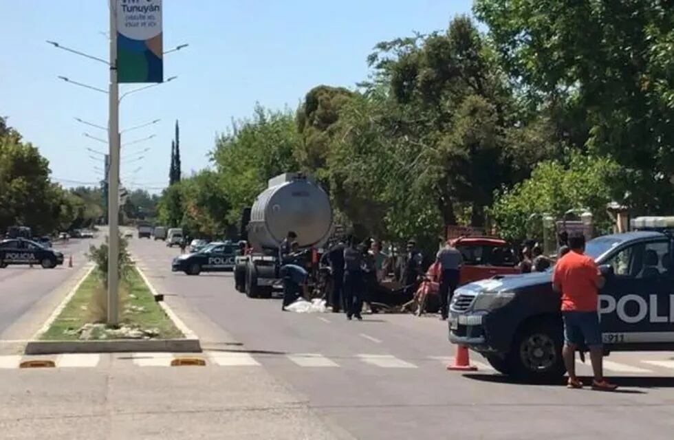 Un bebé falleció tras ser embestido por el acoplado de un camión.