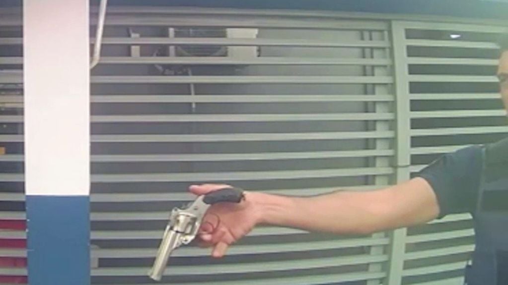 El revólver calibre 38 que tenía el vecino violento.