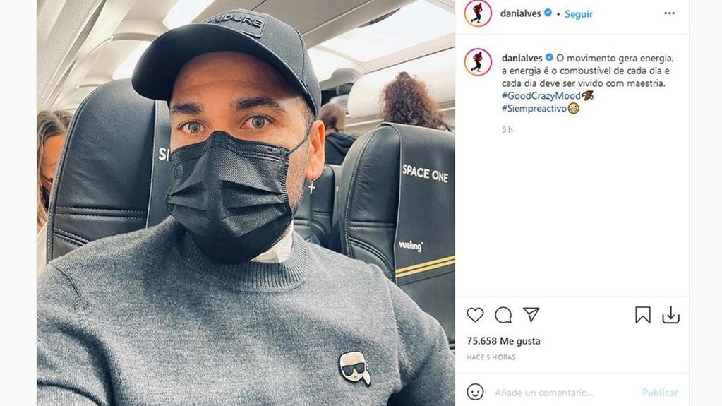 Dani Alves subió una foto en un avión y podría reunirse con la dirigencia del Barcelona