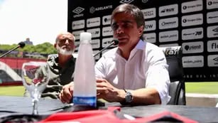 Javier Sanguinetti en la presentación como DT leproso