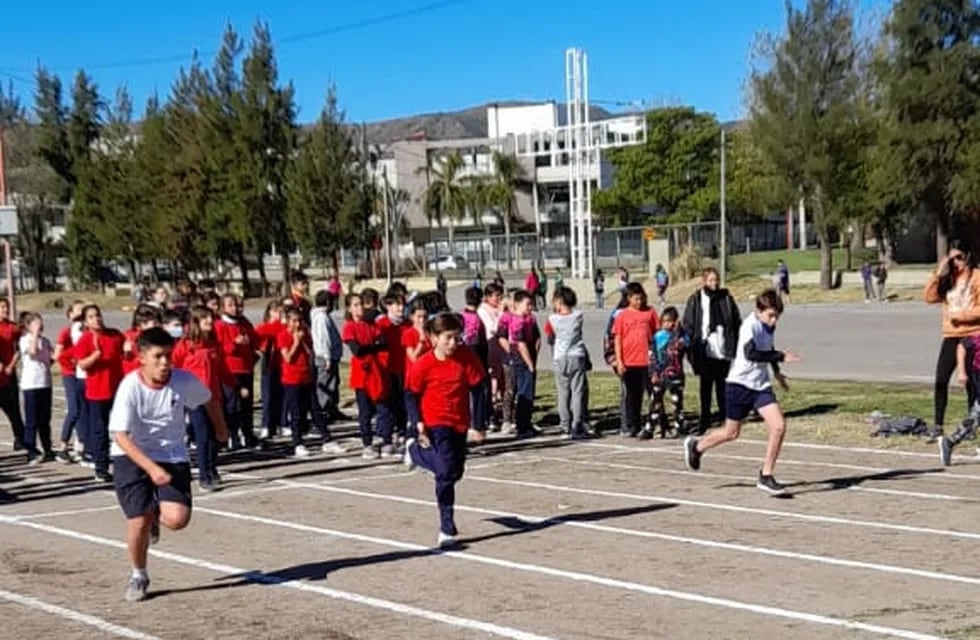 Los alumnos y alumnas participaron de las pruebas de atletismo.