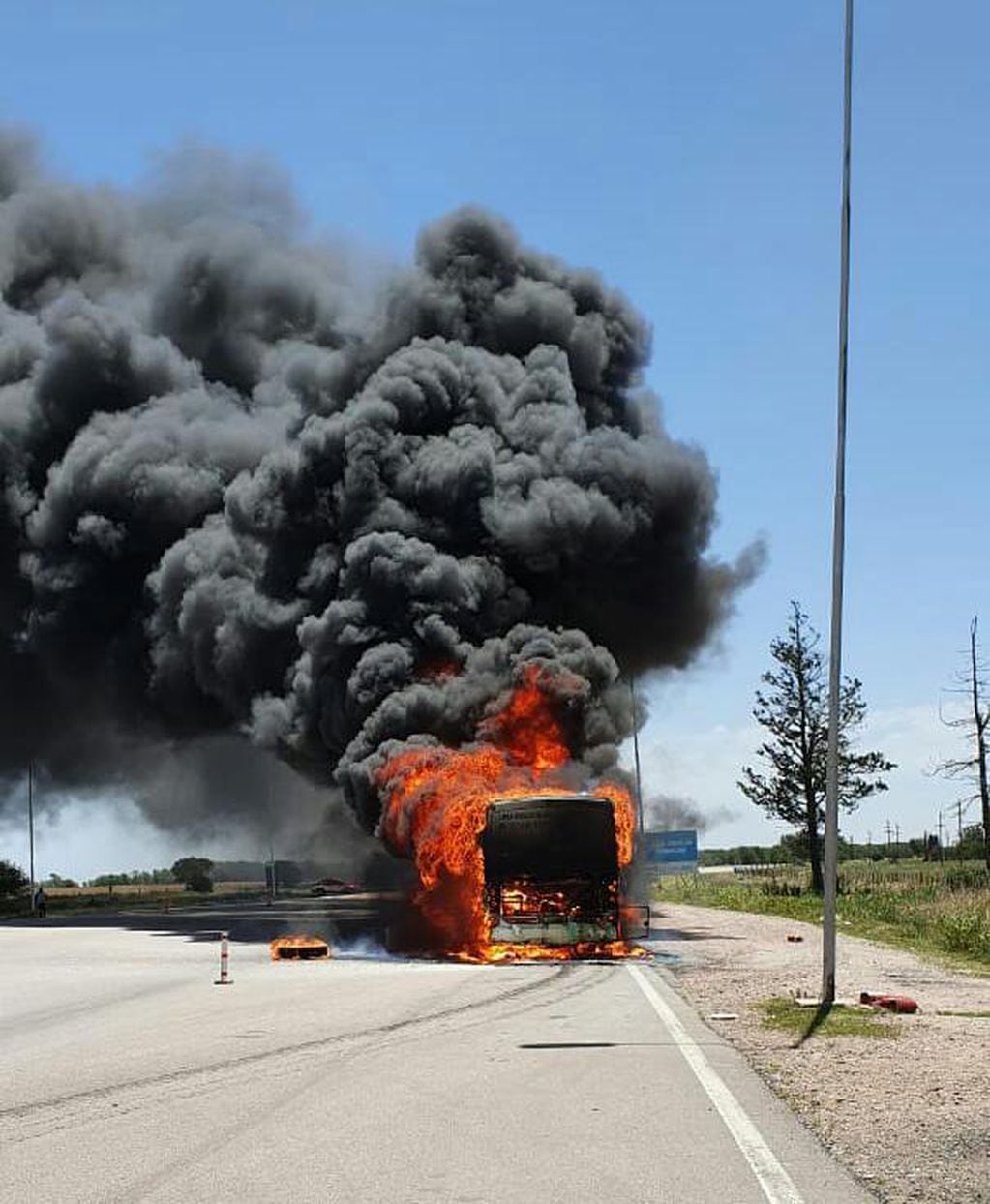 Incendio de un colectivo de Buses Lep. (Policía de Córdoba)