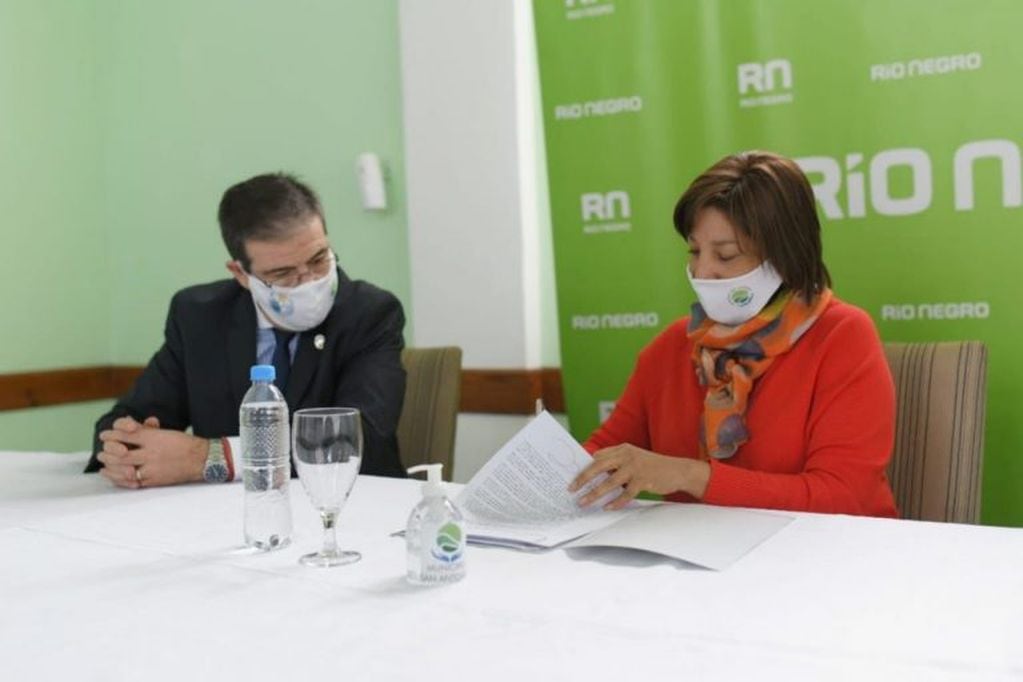 Arabela Carreras durante su visita a Bariloche para la firma de un convenio por 49 millones de pesos
