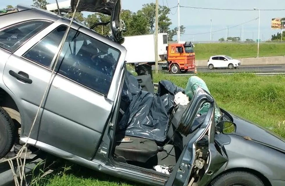 La conductor de un Volkswagen Gol falleció en el acto tras chocar con su vehículo en Pellegrini y Circunvalación.