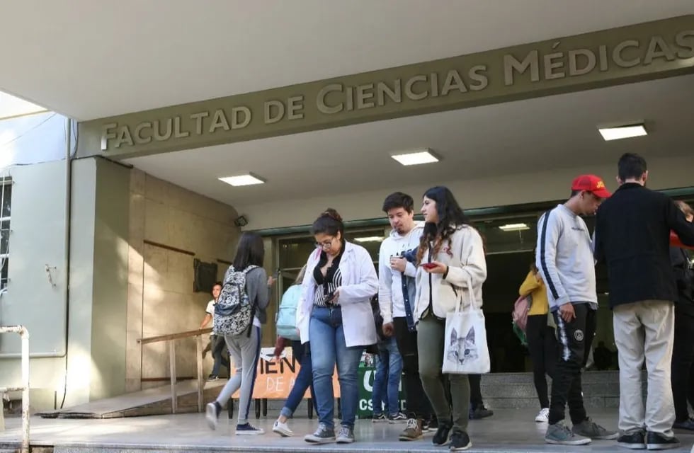 Alumnos de la Facultad de Medicina de la Universidad Nacional de La Plata protestaron esta mañana por "otro bochazo".
