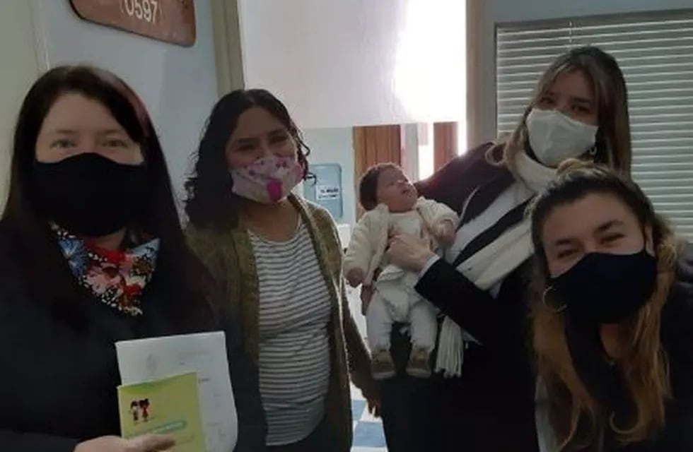 Dos madres inscriben a su beba luego de larga lucha\nCrédito: Facebook