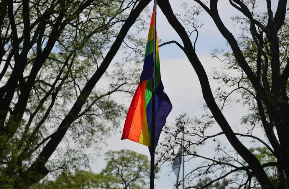 La Bandera LGBT volvió al Parque Sarmiento.