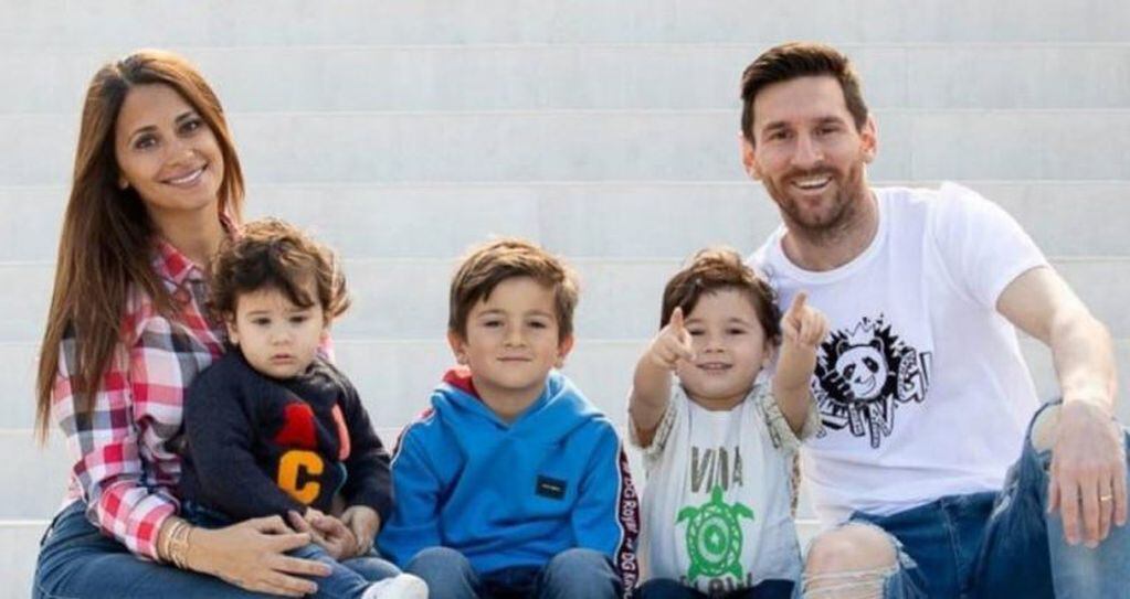 Antonela Roccuzzo junto a Lionel Messi y su familia