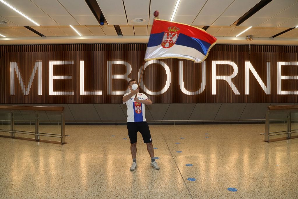 Un fan de Novak Djokovic le hizo apoyo en el aeropuerto de Melbourne, donde estuvo demorado durante horas. (AP)