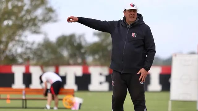Germán Burgos dirige una práctica en Newell's