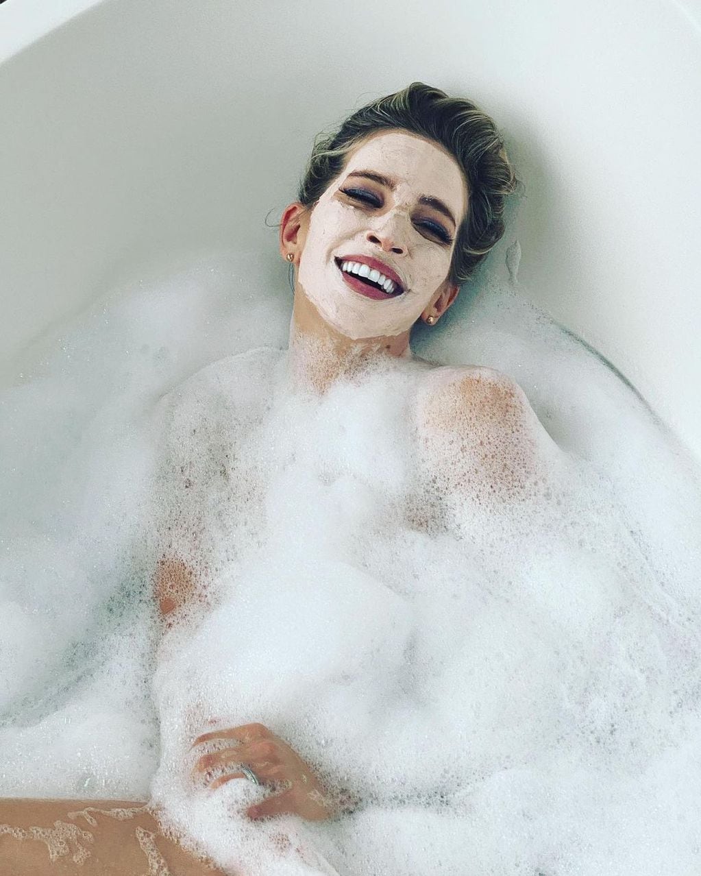 Luisana Lopilato y una sensual sesión de fotos en la bañera.