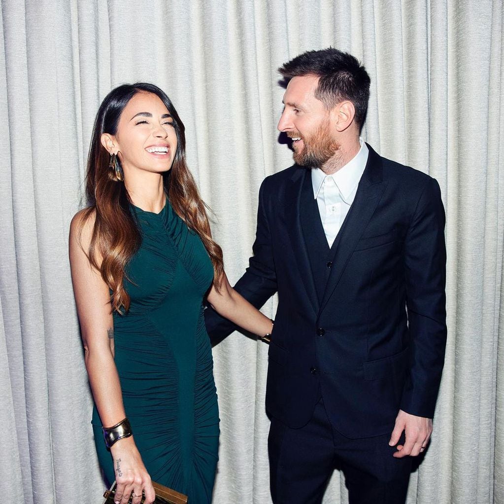 El amor se siente en el aire: Antonela Roccuzzo y Lionel Messi fueron a una gala en París.