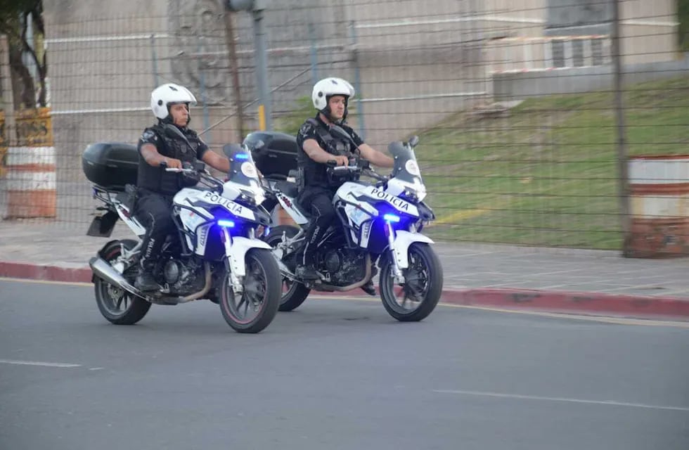 Escuadrón motorizado de la Policía de Córdoba, patrullando en Nueva Córdoba. (La Voz)