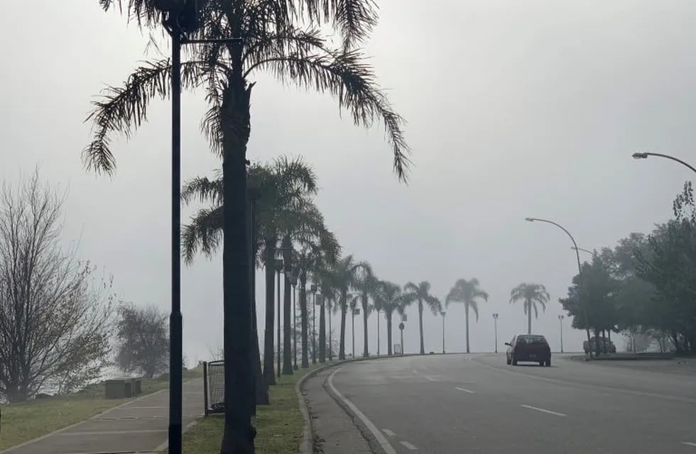 Neblina en un sector de la costanera de Villa Carlos Paz. (Foto: archivo).