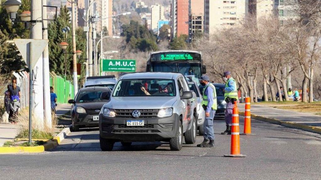 Domingo de libre circulación en Neuquén: retuvieron 10 autos y 20 motos (LMN)