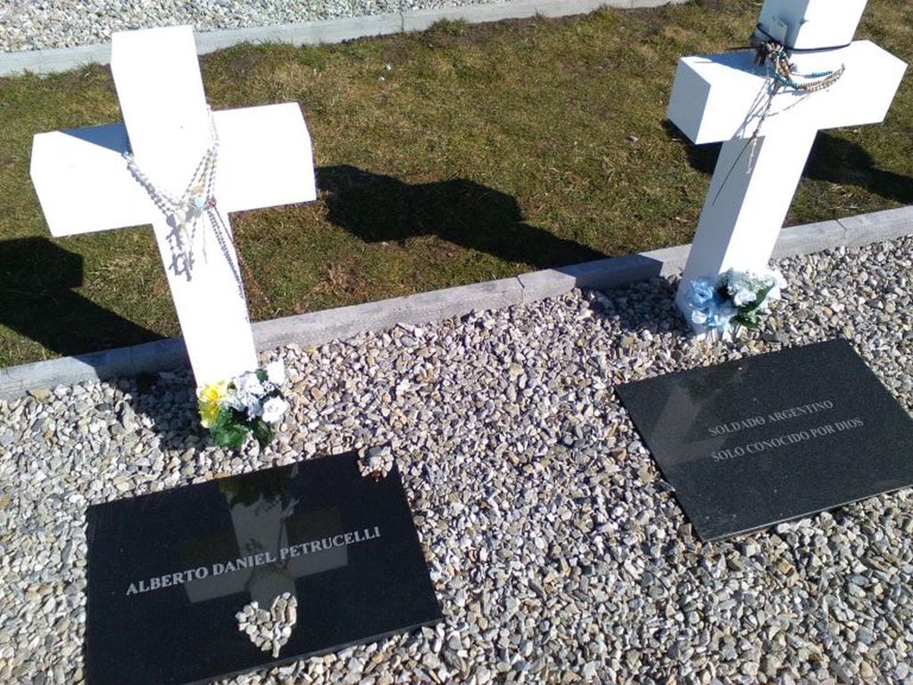 En el cementerio de Darwin, en las islas Malvinas, aún conviven lápidas de héroes localizados con aquellas que rezan "Soldado argentino sólo conocido por Dios".