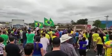 Auto atropelló a seguidores de Bolsonaro