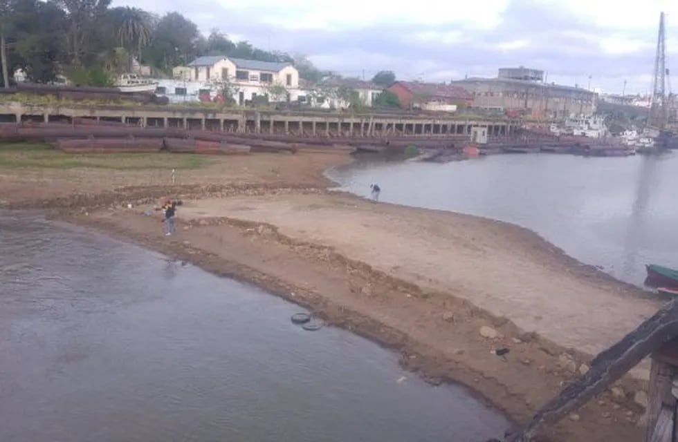 Agua seca y basura en las costas del Paraná.