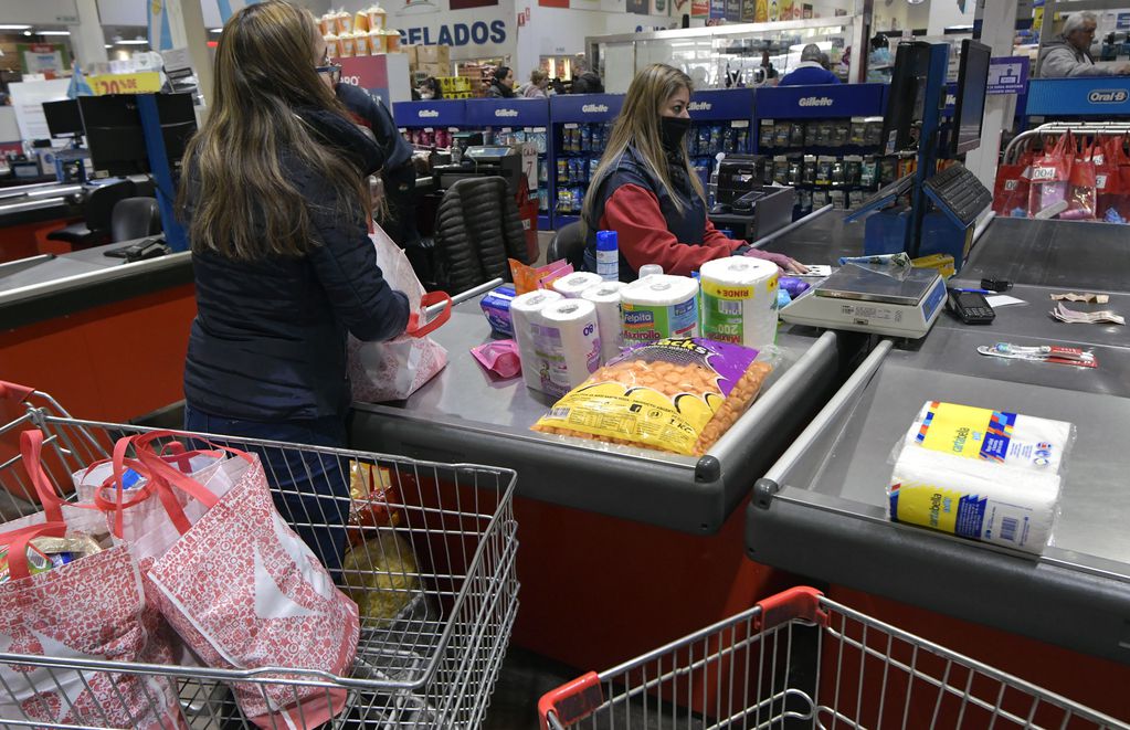 El cimbronazo económico se trasladó a los supermercados. 