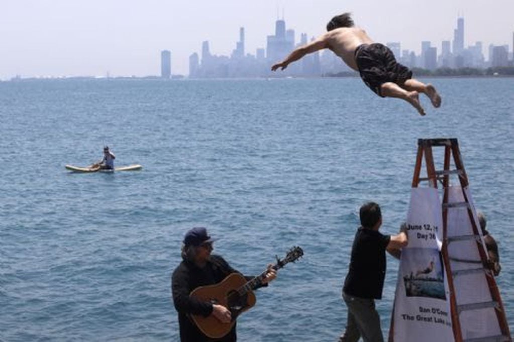 Hombre cumple un año saltando diariamente al Lago Michigan