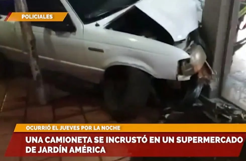 Accidente de tránsito en Jardín América: una camioneta terminó dentro de un supermercado.