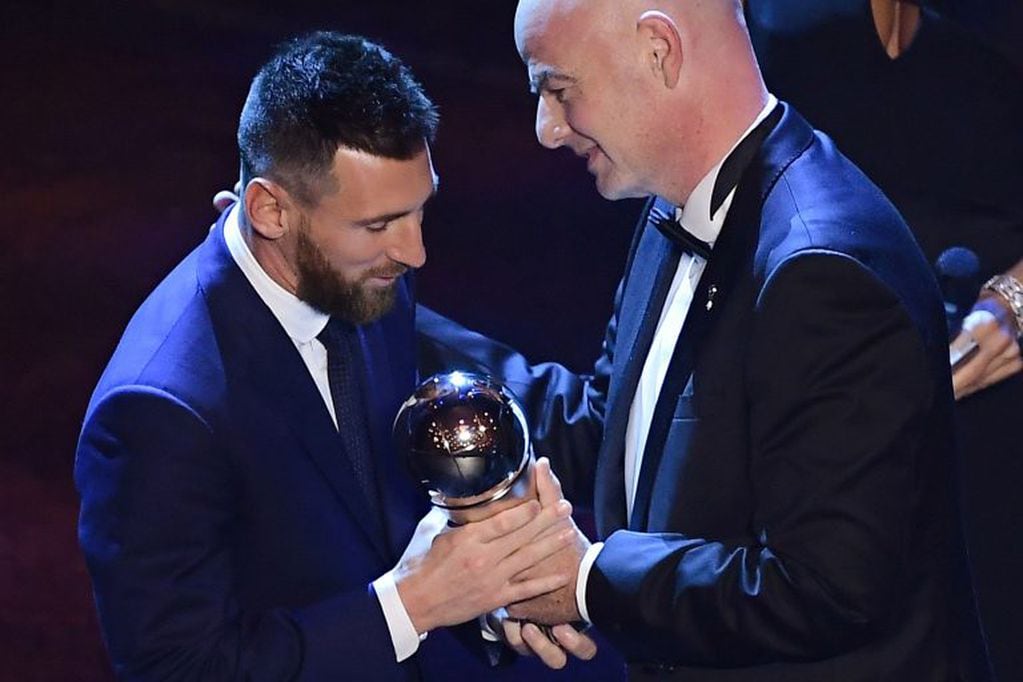 Infantino le entregó el premio a Messi. (Foto:Marco Bertorello / AFP)