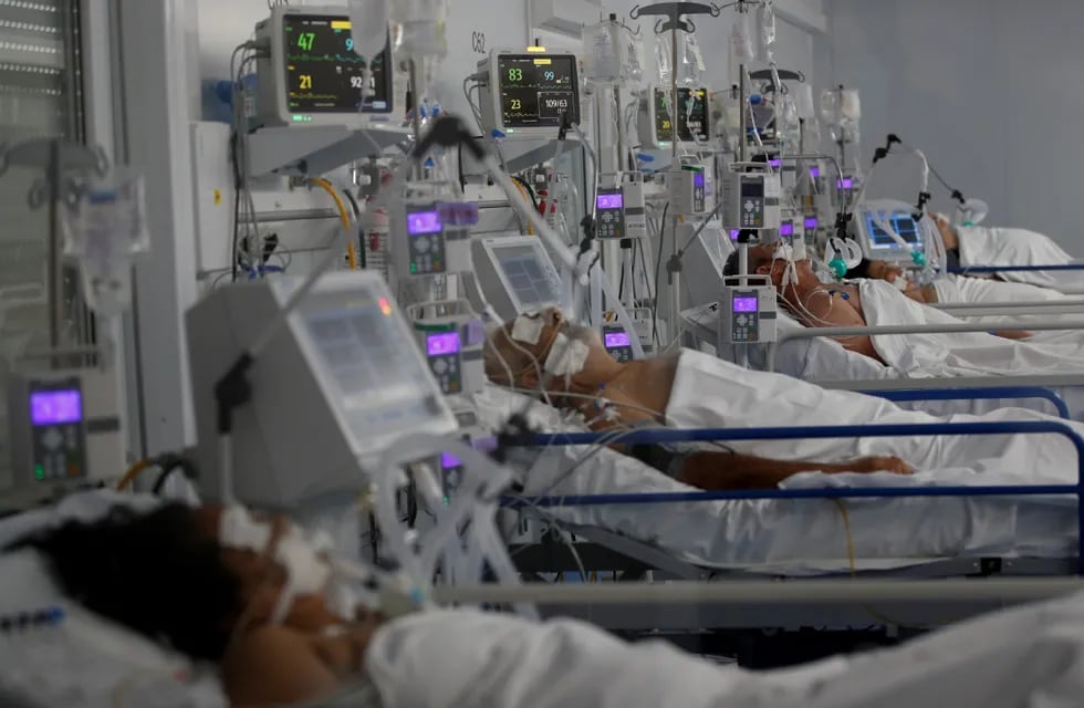 Desde Salud informaron que hay 296 pacientes internados en las áreas de COVID-19 de San Juan.
