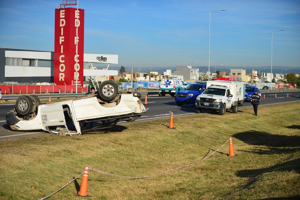 Accidente fatal sobre avenida Circunvalación a la altura de Edificor. (Nicolás Bravo / La Voz)
