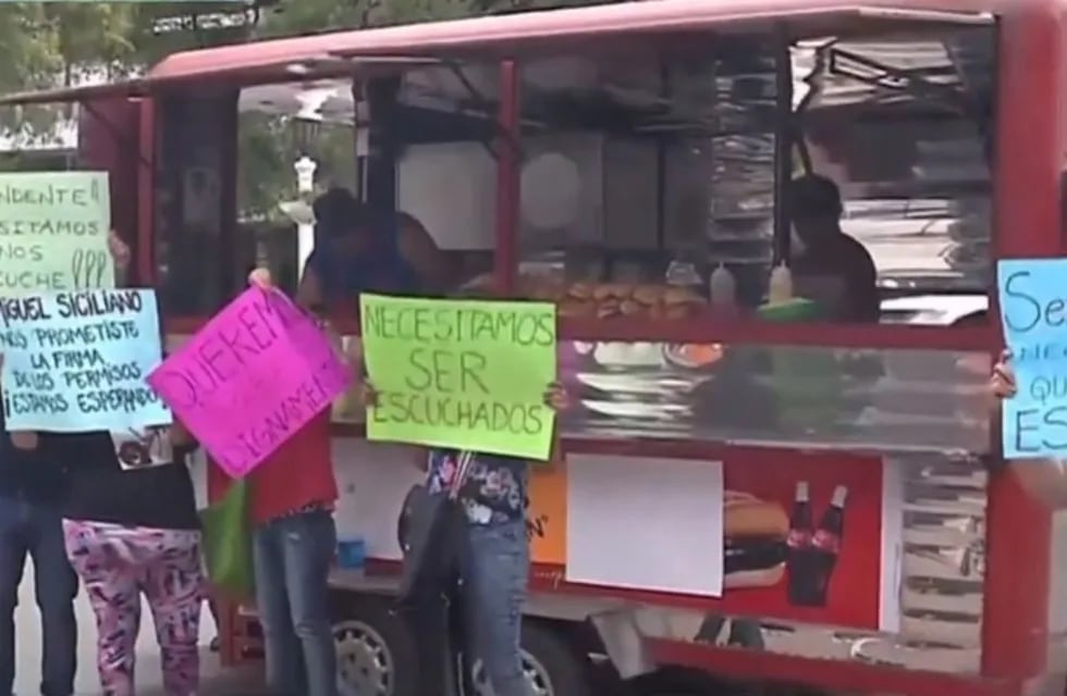 Choripaneros reclaman frente a la Municipalidad de Córdoba.