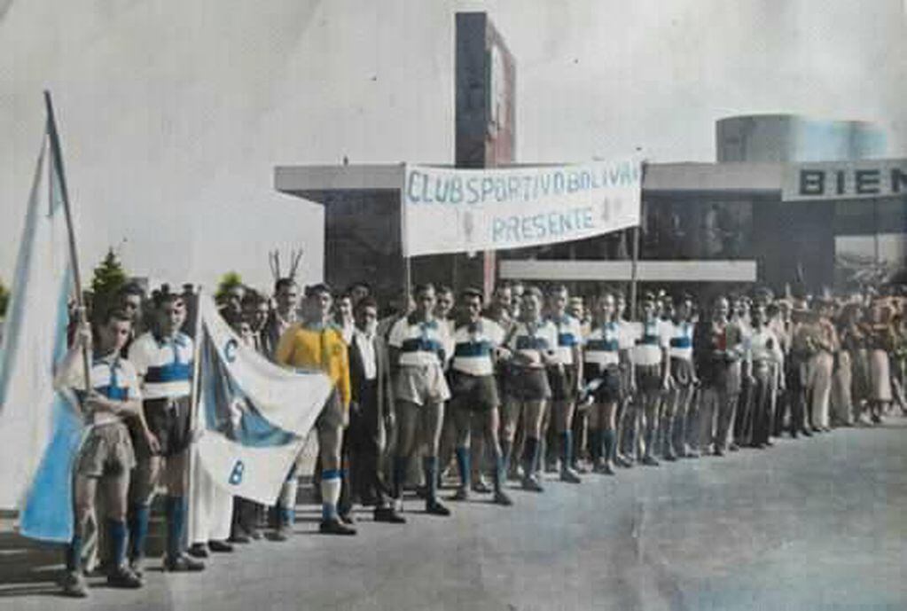 Club Sportivo Bolívar de Villa Carlos Paz, con sus camisetas de franja azul horizontal.
