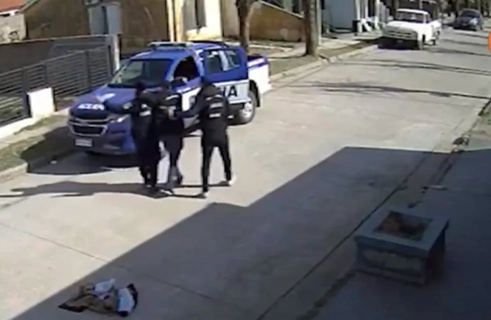 Violencia e impunidad. Dos de los ladrones se llevan a un policía de rehén y se llevan el patrullero. Sucedió en Elena. (Captura de TV)