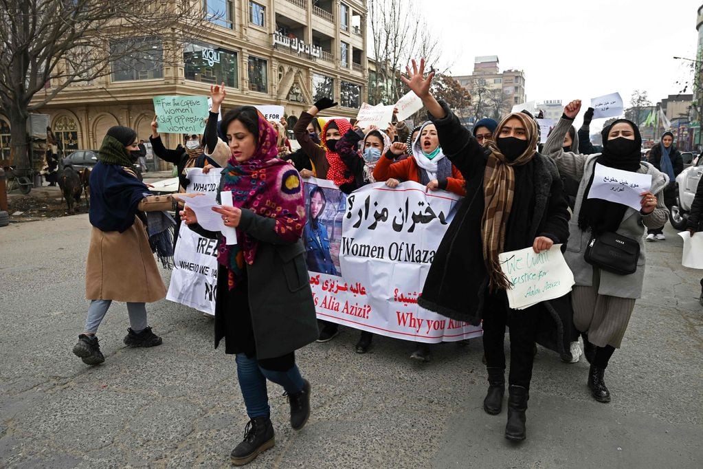 Mujeres marcharon en Kabul exigiendo sus derechos y los talibanes las dispersaron con gas pimienta. 