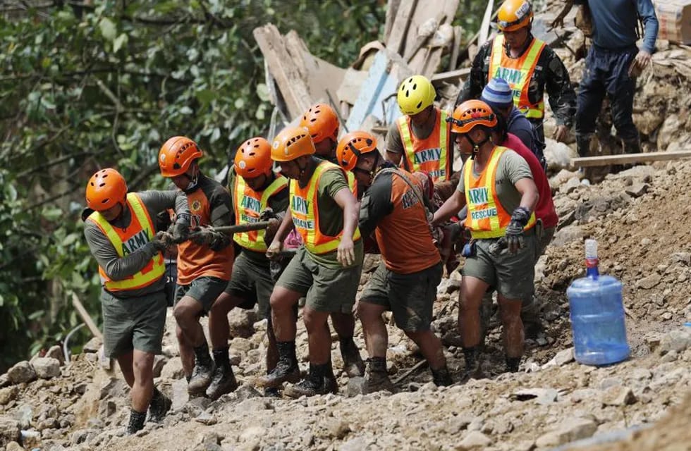 -FOTODELDIA- EPA1594. ITOGON (FILIPINAS), 16/09/2018.- Miembros de los servicios de rescate trabajan en las labores de búsqueda de víctimas tras un corrimiento de tierra en una mina en el municipio de Itogon en la provincia de Benguet (Filipinas) hoy, 17 de septiembre de 2018. Las autoridades filipinas reanudaron hoy los trabajos de búsqueda y rescate de cerca de un centenar de personas atrapadas en una mina en Itogon, en el norte del país, sepultada en lodo tras el paso de Mangkhut el sábado. Las fuertes inundaciones y los deslizamientos de tierra causados por el mayor tifón del año sepultaron la mina y cuatro barracones donde vivían los mineros, que ignoraron las advertencias de la policía antes de la llegada del Mangkhut, según Palangdan. EFE/ Francis R. Malasig