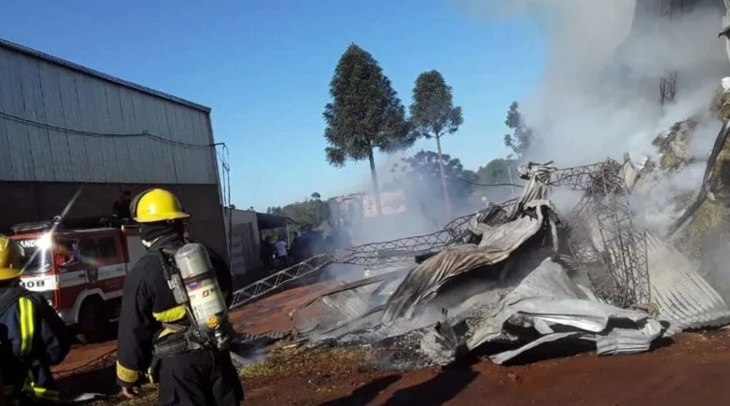 Incendio consumió un depósito de yerba en Campo Grande.