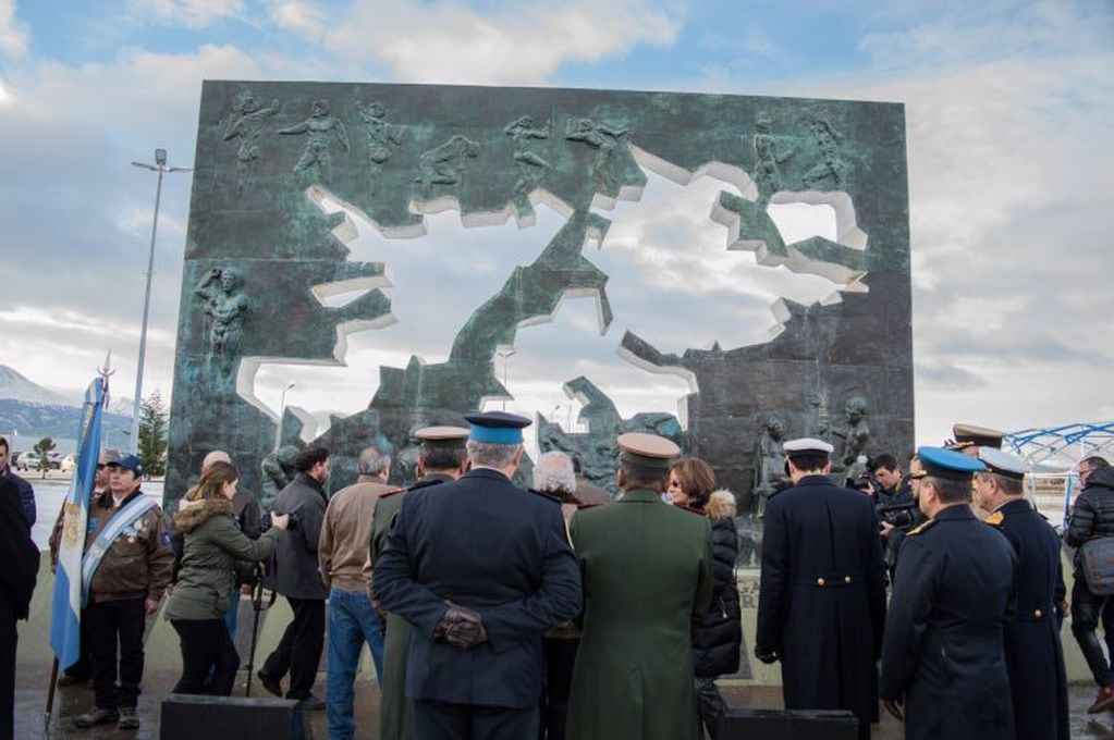 Homenaje en a los héroes de Malvinas en el monumento a los caídos.