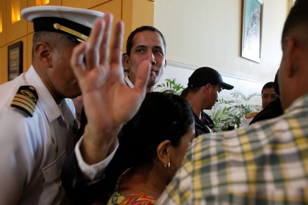 Juan Guaidó posando junto a seguidores antes de salir de Salinas, Ecuador (REUTER)